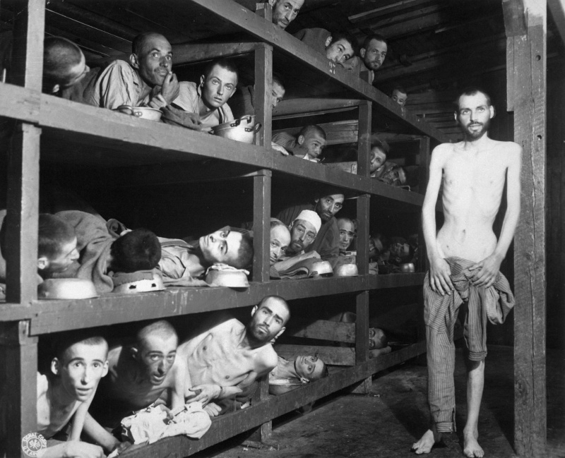 Узники концлагеря Бухенвальд внутри барака